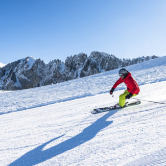 Un skieur dévalant la piste à Charmey