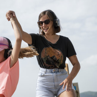 Deux personnes dansant sur le sable avec les casques de silent disco à Charmey