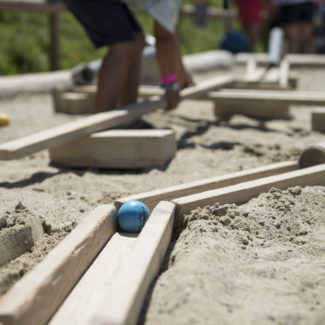 Jeu de billes sur le sable au sommet des remontées mécaniques de Charmey