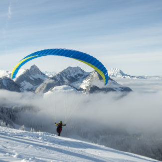 Un parapente s'élance pour voler sur la vallée de Charmey