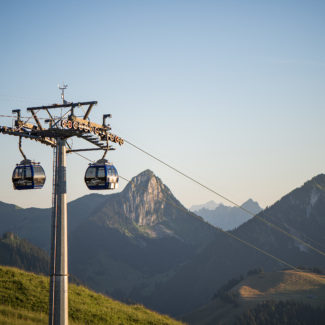 Télécabines de Charmey avec la vue sur les Préalpes fribourgeoises