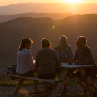 Au sommet de Charmey, vue du coucher de soleil avec groupe en terrasse