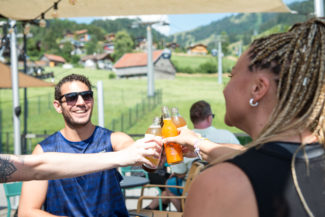 Apéro sur une terrasse à Charmey