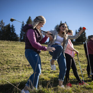 Un groupe d'amis s'amusent en jouant au Swin golf à Charmey