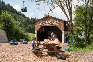 Photo d'un pique-nique en famille devant l'Embarcadère de Charmey