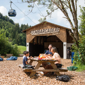 Photo d'un pique-nique en famille devant l'Embarcadère de Charmey