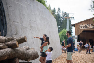 Une famille recherche les œuvres d'arts cachées à l'Embarcadère pour l'activité Cache-cache street Art