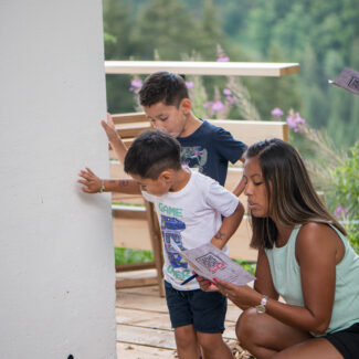 Une famille recherche les dessins cachés sur les murs.