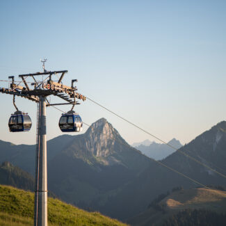 Vue sur les montagnes des Préalpes fribourgeoises avec les télécabines de Charmey en premier plan