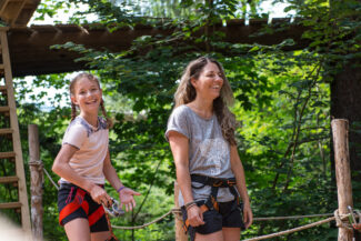 Une mère et sa fille se prépare pour les parcours accrobranche de Charmey