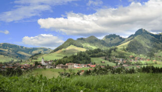 Vue sur le village de Charmey en été